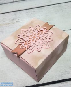 Geschenkschachtel in Kupfer und Kirschblüte