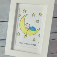 Bilderrahmen mit einem schlafenden Baby auf einem Mond