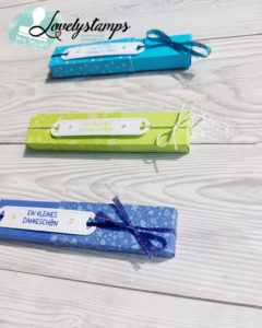 Drei Schokoladenriegel Verpackungenin Papageiengrün Karibblau und Orchideenlila