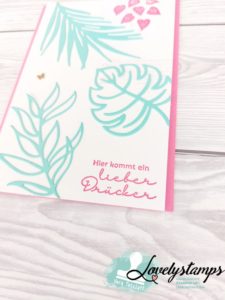 Karte in Bonbonrosa und Jade mit Tropischen Blättern