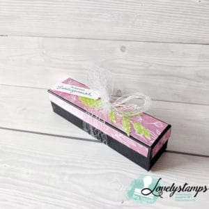 Geschenkbox schwarz mit Freesienlila Folienpapier und Schleife