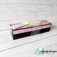 Geschenkbox schwarz mit Freesienlila Folienpapier und Schleife