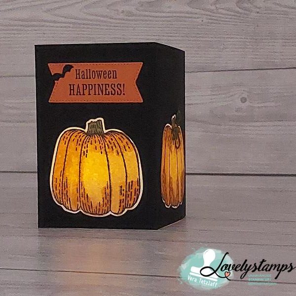 Laterne in schwarz mit orangenem Kürbis und schild Halloween happiness