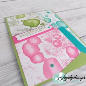 Geburtstagkarte mit bunten Wassertropfen in Bonbonrosa Bermudablau und grüner Apfel