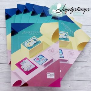 Ein Stapel Stampin' Up! Jahreskatalog 2023 -2024
