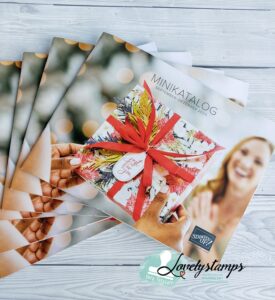 Der neue stampin'Up! Minikatalog September bis Dezember 2025. Auf dem Cover ist ein Geschenkabgebildet passend zu Weihnachten